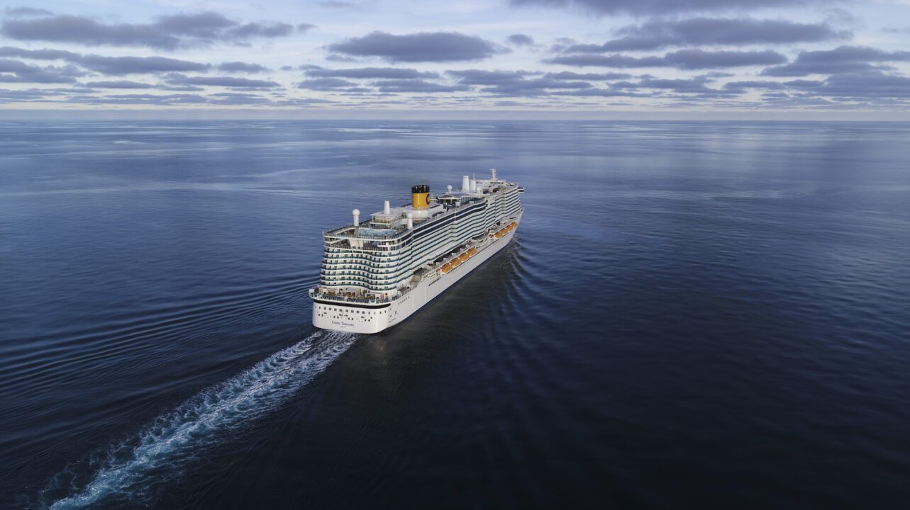 Bateau Costa Fortuna vu de l'extérieur sur la mer